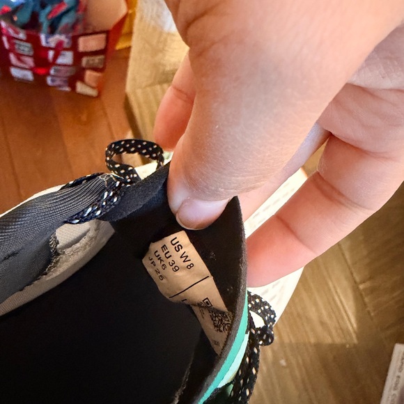 ON Women's Cloudmonster Size 8 - White and Mint - Picture 6 of 7